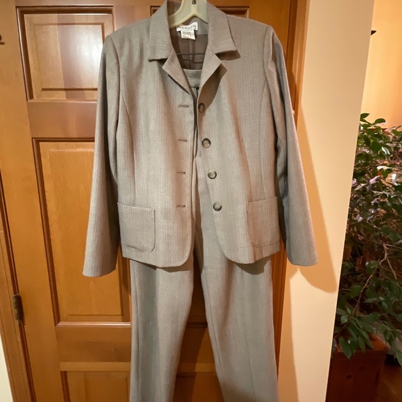 UPDATE:ADDED SWEATER Harve Bernard Brown/White Herring Bone Pants Suit Size 8 - Picture 1 of 8